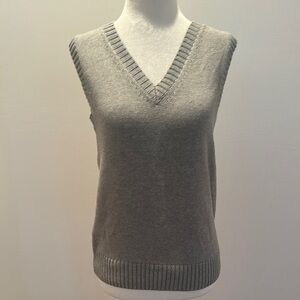 Women’s Gray V-Neck Sleeveless Sweater size Xs